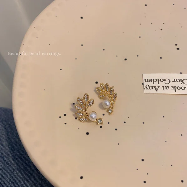 Minimal Leaf Pearl Korean Earrings